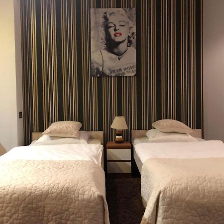 Apartament Tipton Apartman Jelenia Góra Kültér fotó