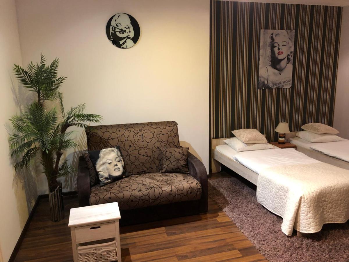 Apartament Tipton Apartman Jelenia Góra Kültér fotó