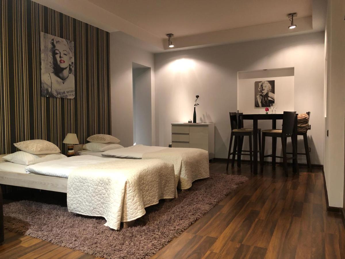 Apartament Tipton Apartman Jelenia Góra Kültér fotó